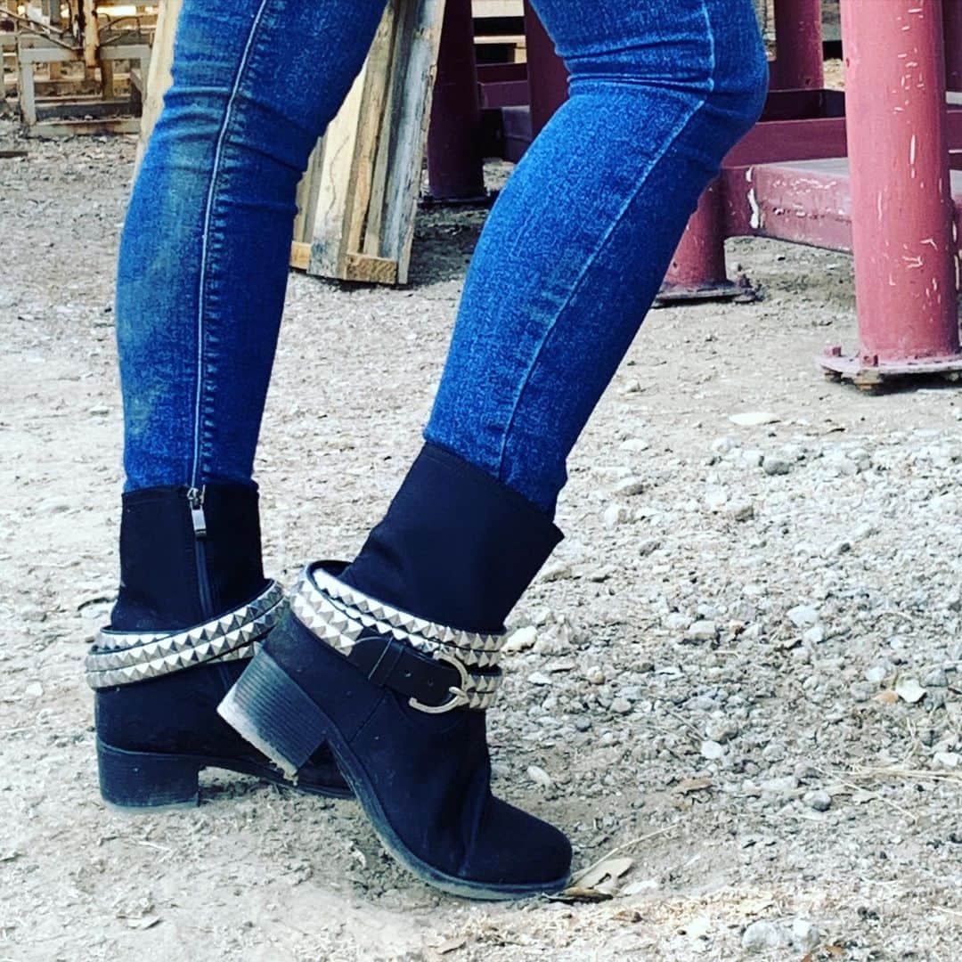ダブのインスタグラム：「Manhattan boots! Luxurious, breathable, waterproof nylon with a removable pyramid stud belt - perfect for fall-winter-spring! #happyfeet #davrainboots #fashion #fashionblogger #independentdesigner #supportsmallbusiness #supportindependentdesigners #littleblackboots #bestblackboots #everydayboots #rainboots #wellies」