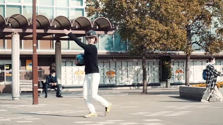 James Jのインスタグラム：「freestyle soccer ⚽️🤑#jamesj #ARYOVISION #soccer #football  @ryotanaka369 🎥」