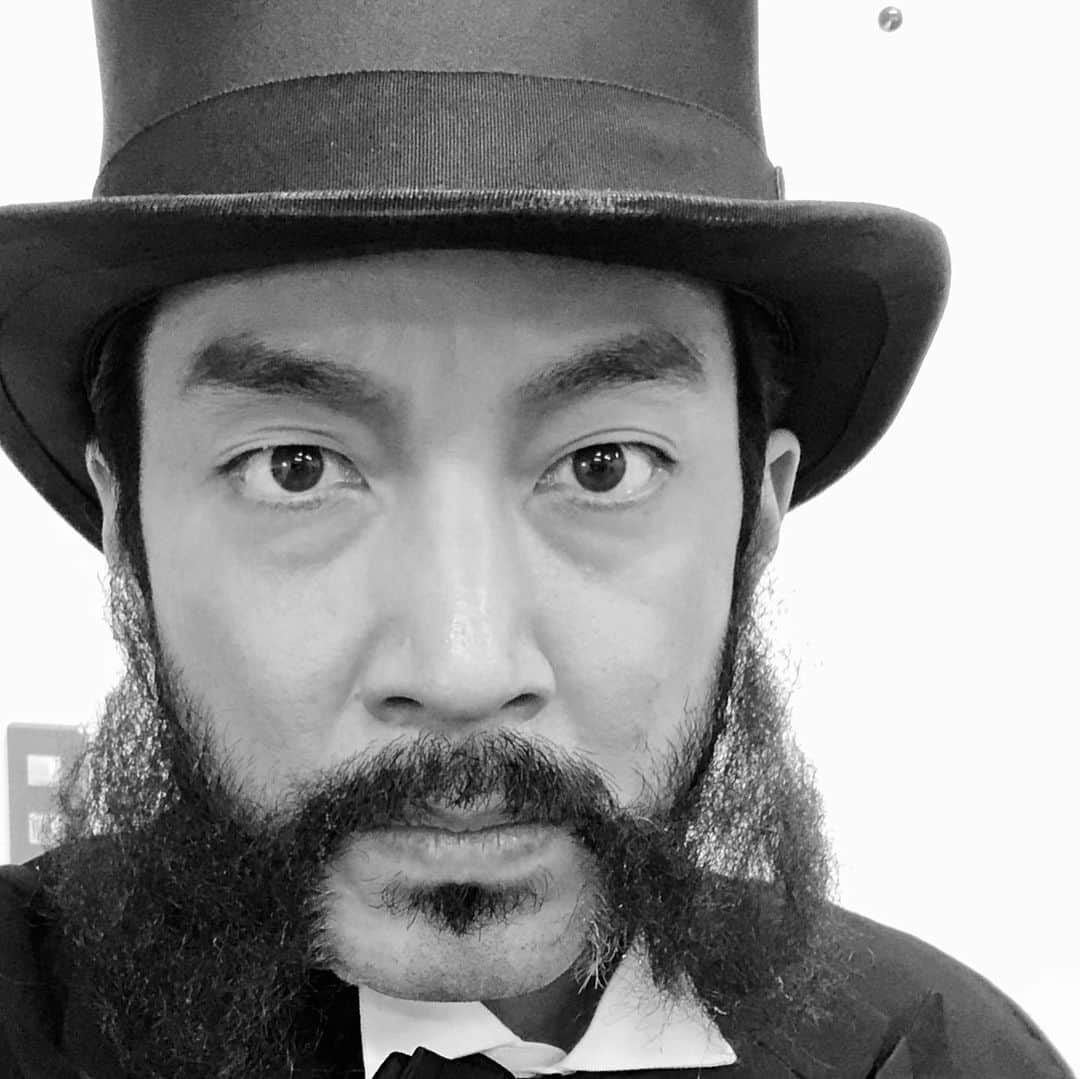 加山徹のインスタグラム：「いよいよ本日「その男、ピッグテイル」初日です！ まだ役名は言いませんが、歴史上の重要な人物を演じます！さぁ、誰でしょう？（この髭が特徴的過ぎるからなぁw） お楽しみに！  #舞台 #あうるすぽっと #その男ピッグテイル #初日 #加山徹」