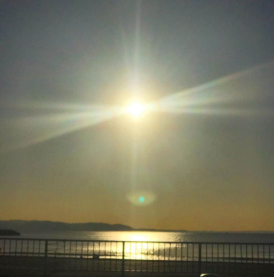 前野えまさんのインスタグラム写真 - (前野えまInstagram)「早起きして江ノ島へ☀️ 早朝の江ノ島は初めてだったけど、景色は綺麗で1日のスタートが気分良く過ごせて、早起き頑張って行ってよかった😊 ・ ・ #江ノ島 #海 #今朝の空 #江ノ島神社 #巳の日 #己巳の日 #参拝 #御礼参り   #enoshima #sky #skyphotography #morningsky #sea #sealovers  #followme #tagsforlikes #tflers #tagsforlikesapp #actress #actor #girl #photography #portrait #portraitphotography #daily_phot_jpn #japan_daytime_view」11月22日 15時18分 - maeno_ema