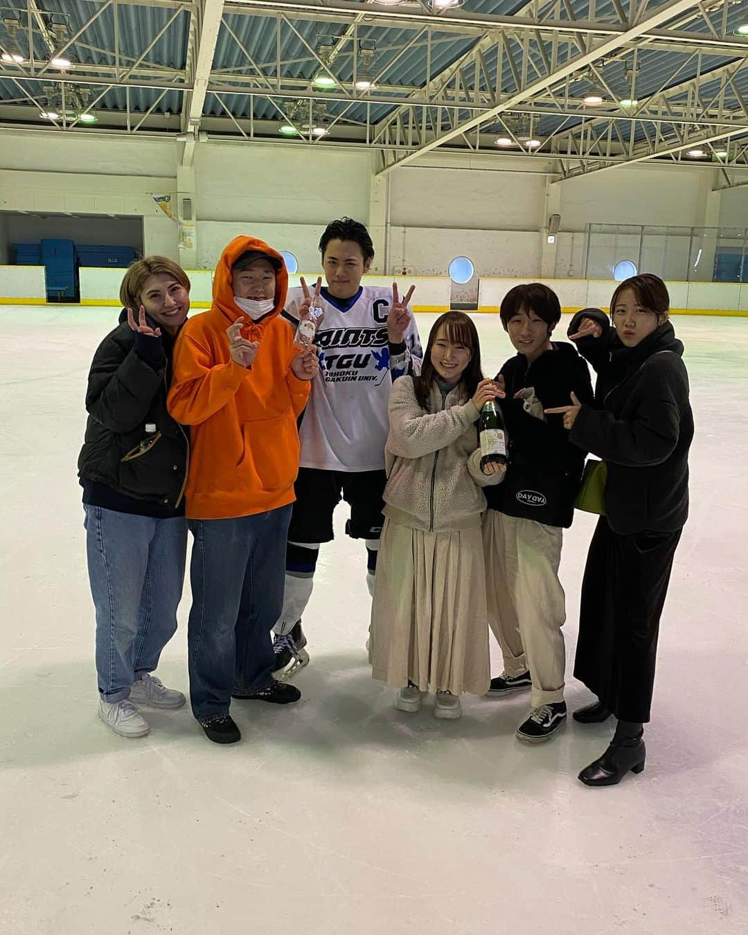 長澤青空のインスタグラム：「優勝おめでとう🍾🎊 @tgu_icehockeyteam  @mashdidntwakeup  @st___sho28  @yukke.__  @k_naoto35」