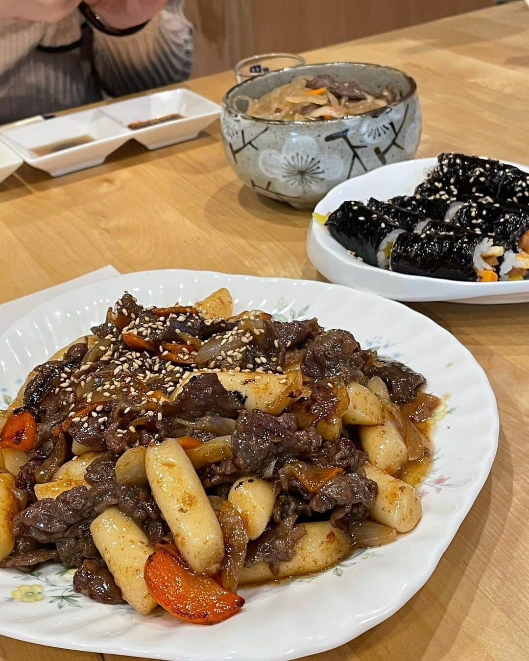 川崎成美さんのインスタグラム写真 - (川崎成美Instagram)「前日ママミヤさん( @mamamiya_nagoya )に行ってきました🇰🇷 私が名古屋で一番美味しいと思う韓国料理屋さん😊✨ 日本人好みの味にしてるお店はたくさんあるけど、ここは韓国の家庭料理のお店で母の味の様な温かさがあって料理も全部美味しいの！！！おすすめ〜！ #韓国料理　#名古屋グルメ」11月22日 15時30分 - naru_1127
