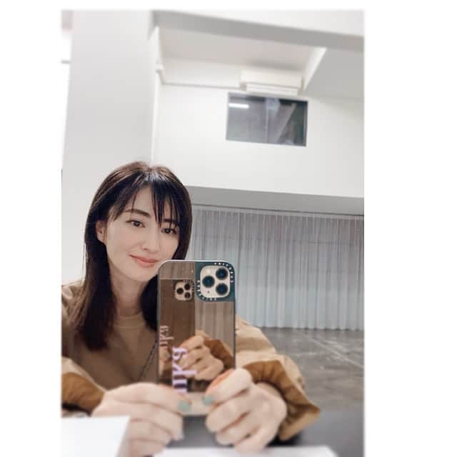 前田ゆかのインスタグラム：「最近飲んでいる#itumo茶 いつも茶。  いつでも無理なくが気に入りました！  毎日無理なく飲めるノンカフェイン、生薬やケールの自然の恵み38種類をブレンド。 ティパックにお湯を注ぎ(これが手軽でいい)家でも持ち歩きにして飲んでいます。  なんだかホッとするんです😌 心とからだになごみの時間。 味わいは野草茶、爽健美茶のような爽やかさ。  11月は毎年なにかと忙しいです‼︎  メインの息子のバースデーをお祝いするとホッとします☺️  #ナトハ  #natoha #happybirthday #11月生まれ」