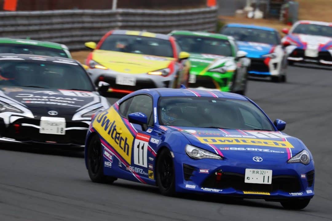武田美憂のインスタグラム：「. 本日の86/brzレース 11号車は12位で無事フィニッシュでした🏁 . 今日ちゃんとブログ書けるかな？ ってレベルで毎年色んな思い出があって 沢山の方にお世話になって…本当に寂しい( ; ᴗ ; ) . オウルテック社長の春ちゃん、 社員ドライバーのお二人、 オウルテック社員の皆様、 そしてもちろん寿一さん、寿一さんチームの皆様。 ASSO MOTOR SPORTSを 応援してくださったファンの皆様 毎戦会いにきてくれたファンの方 ワンシーズンありがとうございました！ . #86brz #86brzレース #ASSOMOTORSPORTS #owltech #オウルテック #レース #レースクイーン」