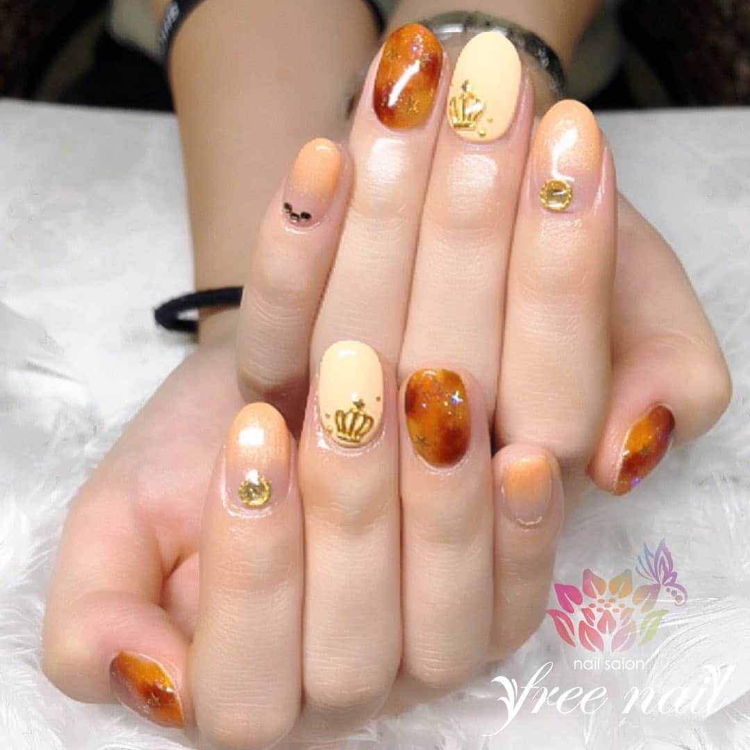 free nail フリーネイルのインスタグラム：「. お客様ネイル💅🏻💫 . べっ甲ネイル🐿🧡 . キラキラ🧡🤎✨ . ▶︎▶︎▶︎スワイプして動画も見てね☝︎🎬✨ . ご来店ありがとうございました🙇🏻‍♀️🙇🏻‍♀️🙇🏻‍♀️💗 . #ネイルアート #ジェルネイル #ネイルサロン #大阪ネイルサロン #ネイルデザイン #ネイルチェンジ #べっ甲ネイル #キラキラネイル #ネイルパーツ #ストーンネイル #オレンジネイル #ブラウンネイル #デザインネイル #トレンドネイル #大人ネイル #シンプルネイル #秋冬ネイル #winternails #nailsart #nailsdid #美甲 #日式美甲 #日式美甲胶 #日本美甲师 #日本美甲老师 #美甲上课 #日本胶 #フリーネイル #freenail」