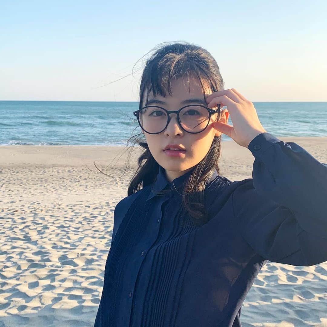 森七菜のインスタグラム：「NHK 連続テレビ小説「エール」 いよいよ明日から最終週の放送です📺 最後までお楽しみください📣 #朝ドラエール #また少し大人になった梅 #いくつになってもメガネは健在です！笑」