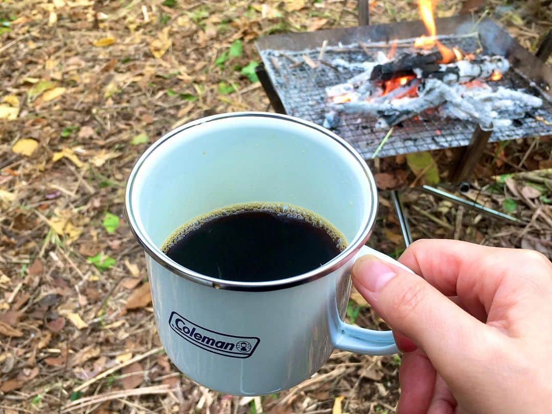 六車奈々さんのインスタグラム写真 - (六車奈々Instagram)「山で飲むコーヒー。  美味しすぎる。  #山でコーヒー #美味しい #キャンプ好き」11月22日 15時28分 - nanarokusha