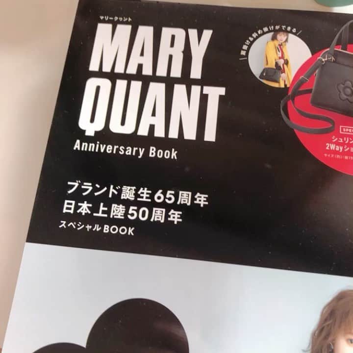 高橋里帆のインスタグラム：「@maryquant_official  50周年記念ブランドブックのお仕事させて頂きました✨  お洋服に合わせてアイシャドウの色切りでカラフルメイクをご紹介✨  解説も載ってますので是非チェックしてみてください😊  こんな素敵なバックが付くなんて✨ 開けてびっくりしました‼️ 大きさもデザインも使いやすさ100%  これはお得ですね✨  #高橋里帆#高橋里帆メイク #マリークヮント#コスメ#アイメイク#カラフル#50周年#化粧品#beautiful #beauty」