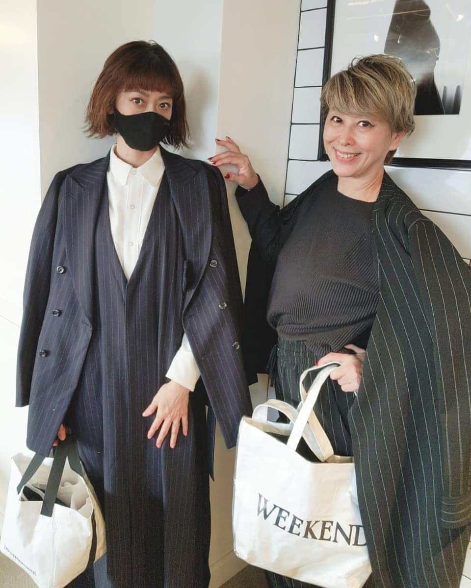 山田優さんのインスタグラム写真 - (山田優Instagram)「まさかの母と 被りまくりの私服(笑)  合わせてもないのに ストライプのセットアップに 白いバック。w  親子ですね～。  #インナー白と黒で違ってて良かったわ。w #かぶりがち #親子でセットアップ好き  #setup #ujoh @ujoh.official   #shirt #irojikake @irojikake   #bag #theweekendhotel @the_weekend_hotel   #いつかのしふく #ゆうのしふく #yusoutfit」11月22日 15時32分 - yu_yamada_