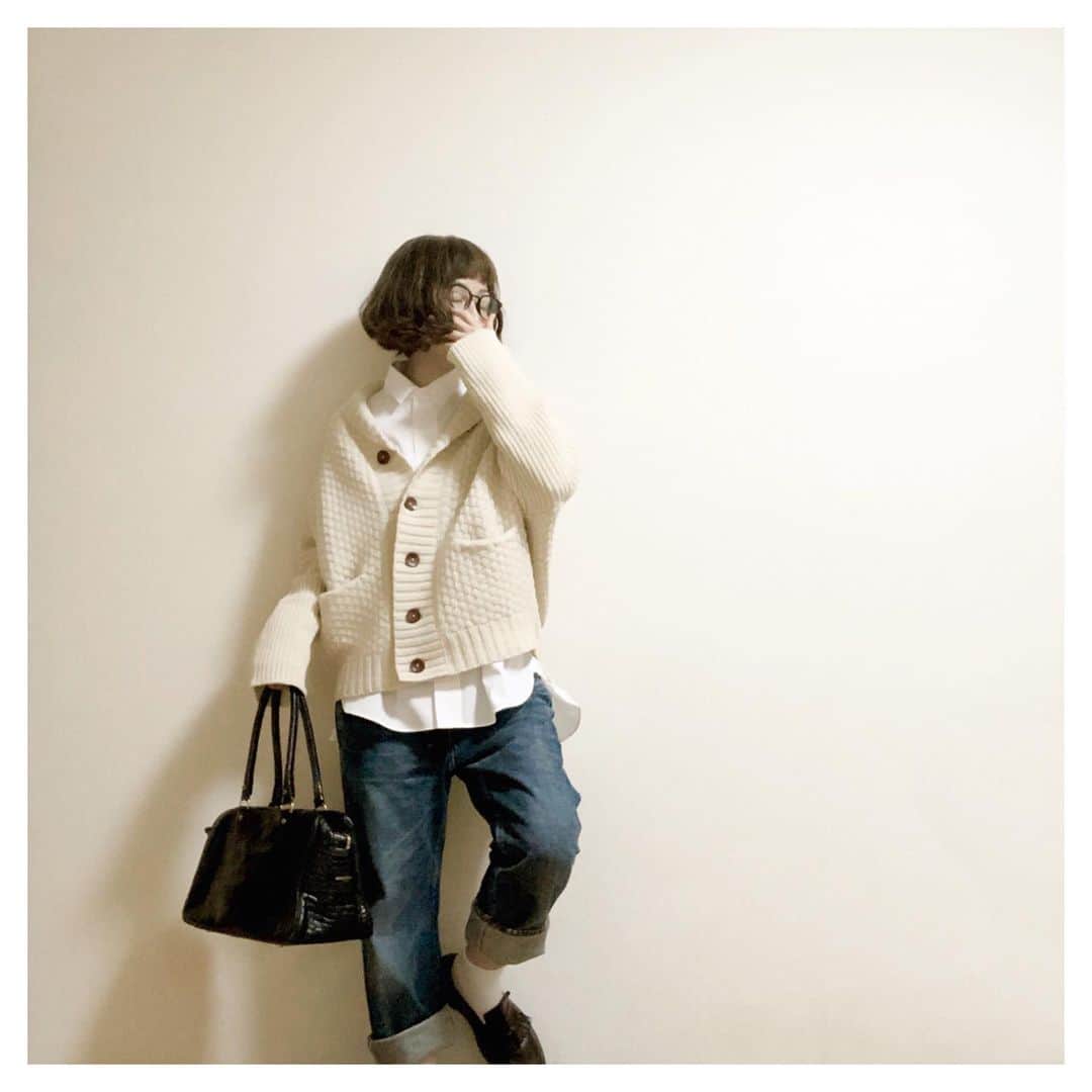 のインスタグラム：「・ ・ 今日は丸っと休みだぁ、ぜったいぜぇったいなんもしないでダラダラする。 ・ と、思ってたのにベッドメイキングして全カバー類取替えて洗濯3回からのー唐揚げ作って水拭きと掃除機。 ・ やっとコーヒー。←イマココ ・ 主婦の休みって(꒪⌓꒪) ・ ・ ・ ・ #instafashion #fashion #me #着画 #cardigan : #ichi #shirt : #uniqlo #plusj #denim : #chimala #bag : #jandmdavidson  #shoes : #loake #今日のん #今日の服 #あペディキュアを深緑にしました←いらね ・」