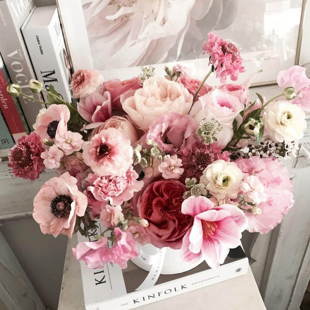 Florist.janeさんのインスタグラム写真 - (Florist.janeInstagram)「플라워박스도 특별하게 💕 #블스박스   . . . . . . 👆🏻블스 주문건 경우 배송료는 모두 별도 입니다. . ✌🏻배송 시간은 매번 달라지는 교통 상황에 따라 정각에 맞출  수 없으며 대략적인 시간대에 배송해드립니다.(ex 1시-2시)  👌🏻상품 문의시 원하시는 작품 캡쳐후 문의주시면 빠르게 답변도와드리겠습니다💕  🤟🏻매번 달라지는 꽃 시장 상황에따라 샘플 사진과 100% 동일하게 제작은 어렵습니다. 최대한 비슷하게 또는 사진 보다 더욱 예쁘게 제작해드리니 전적으로 플로리스트 의견을 믿어주세요 🙏🏻  .  . . .  . #블루밍스완 #꽃스타그램 #일상 #꽃선물 #꽃배달 #flowers #강남꽃배달 #연예인서포트 #연예인꽃선물 #생일선물 #와이프생일 #와이프선물 #결혼기념일 #기념일선물 #프로포즈 #강남꽃집 #논현동꽃집 #청담동꽃집 #압구정꽃집 #플라워레슨 #플로리스트 #부모님생신 #생신선물 #선물스타그램 #생일선물」11月22日 15時35分 - jane.florist