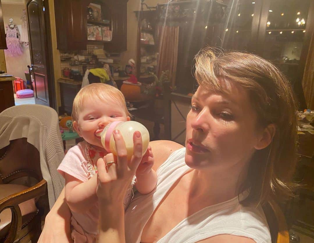 ミラ・ジョヴォヴィッチのインスタグラム：「My monkey and me.❤️ #osianelliot  #babygirl」