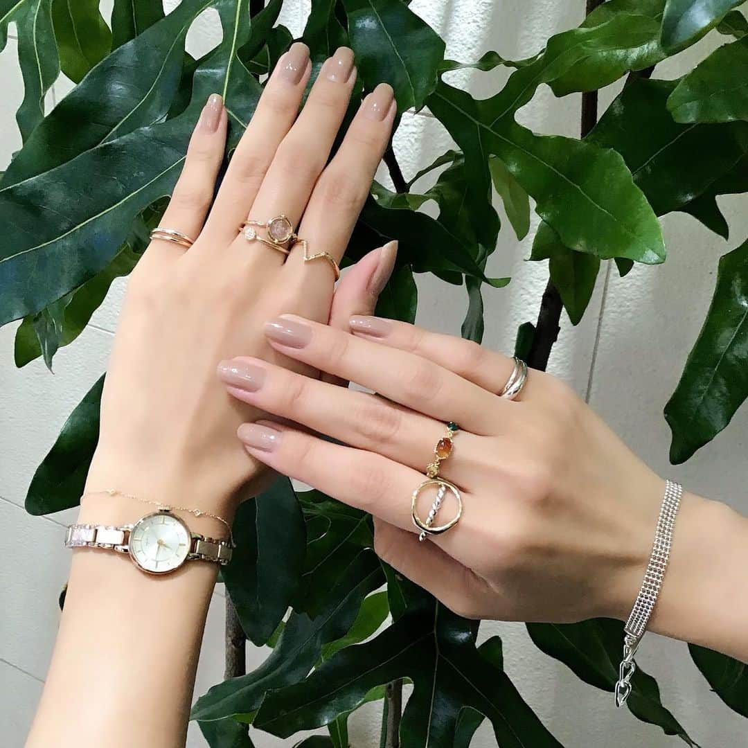 のインスタグラム：「.﻿ 【スタッフコーディネート_アガット 鹿児島アミュプラザ】﻿ 待ちを華やかに包み込むイルミネーションのように、ジュエリーで手元に煌めきを。﻿ ﻿ 輝くジュエリーは、自分へのご褒美にもおすすめです。﻿ ﻿ ■JQカード5%OFFキャンペーン﻿ 開催期間：11月20(金) ～ 11月29日(日)﻿ 期間中、JQカードのご利用で5%OFFの優待を開催。﻿ また、21日(土) ～ 23日(月・祝)はJQカード 5%OFF＋10回払いまで無金利に。﻿  ﻿ #agete #jewelry #accessory #necklace #ring #pinkyring #watch #bracelet #winter #collection #newarrivals #アガット #ジュエリー #アクセサリー #ネックレス #リング #ピンキーリング #腕時計  #ブレスレット #冬 #コレクション #新作 #アミュプラザ鹿児島」