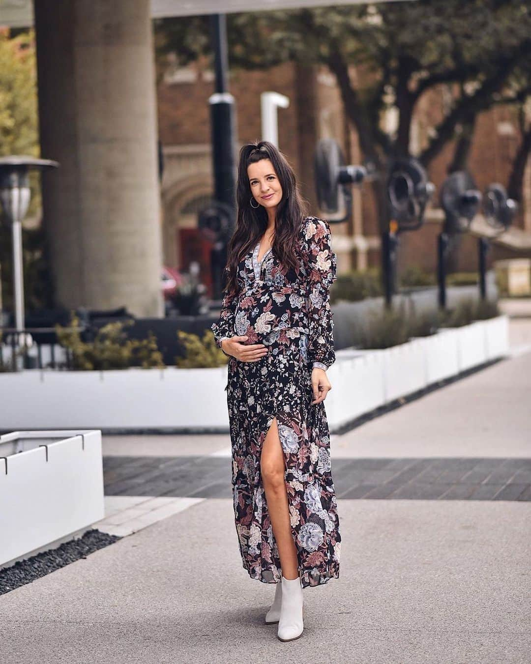 ヘイルボブさんのインスタグラム写真 - (ヘイルボブInstagram)「Never Enough Florals🍂 Stunning Momma to be @myviewinheels in the Tiffany Maxi Dress. #halebob #halebobprints #halebobfw20」11月22日 15時54分 - halebob_official