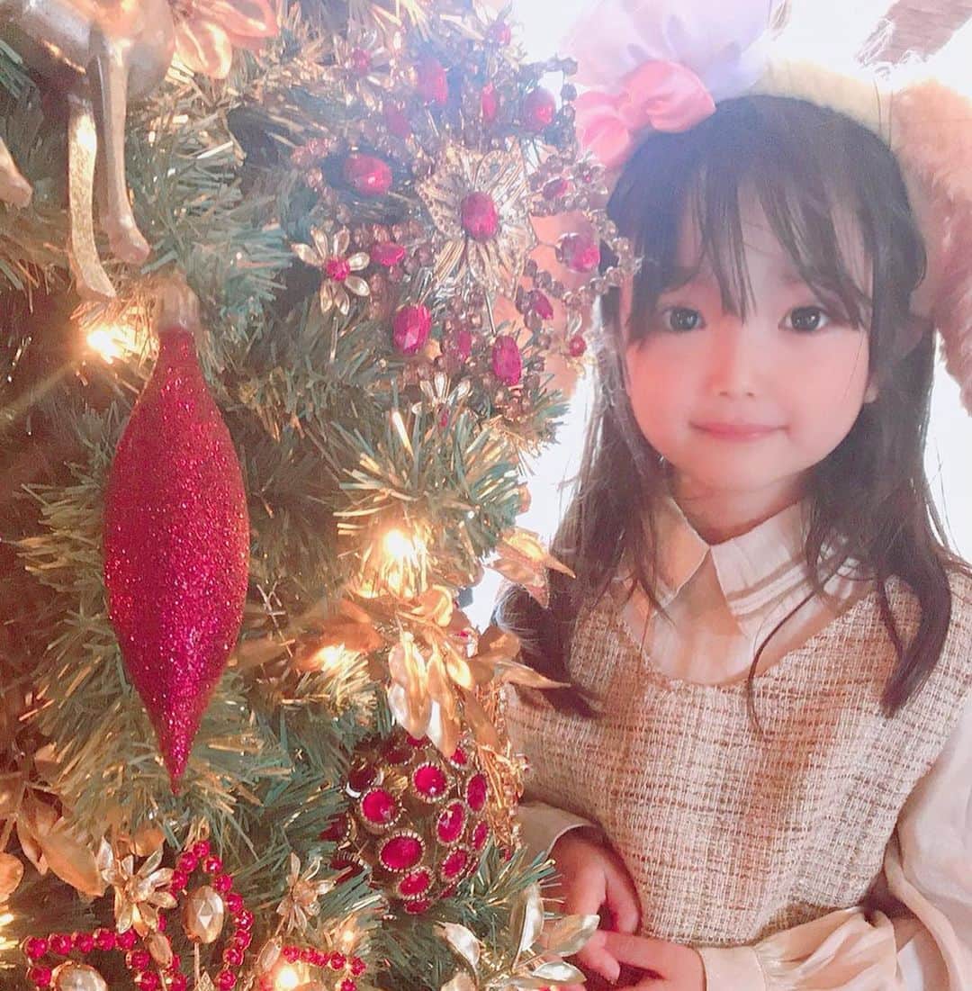 YUAのインスタグラム：「🎄 暖かすぎてクリスマスって感じしないね😅 #tokyodisneysea #ディズニークリスマス #アリエルグリはずれ😢」