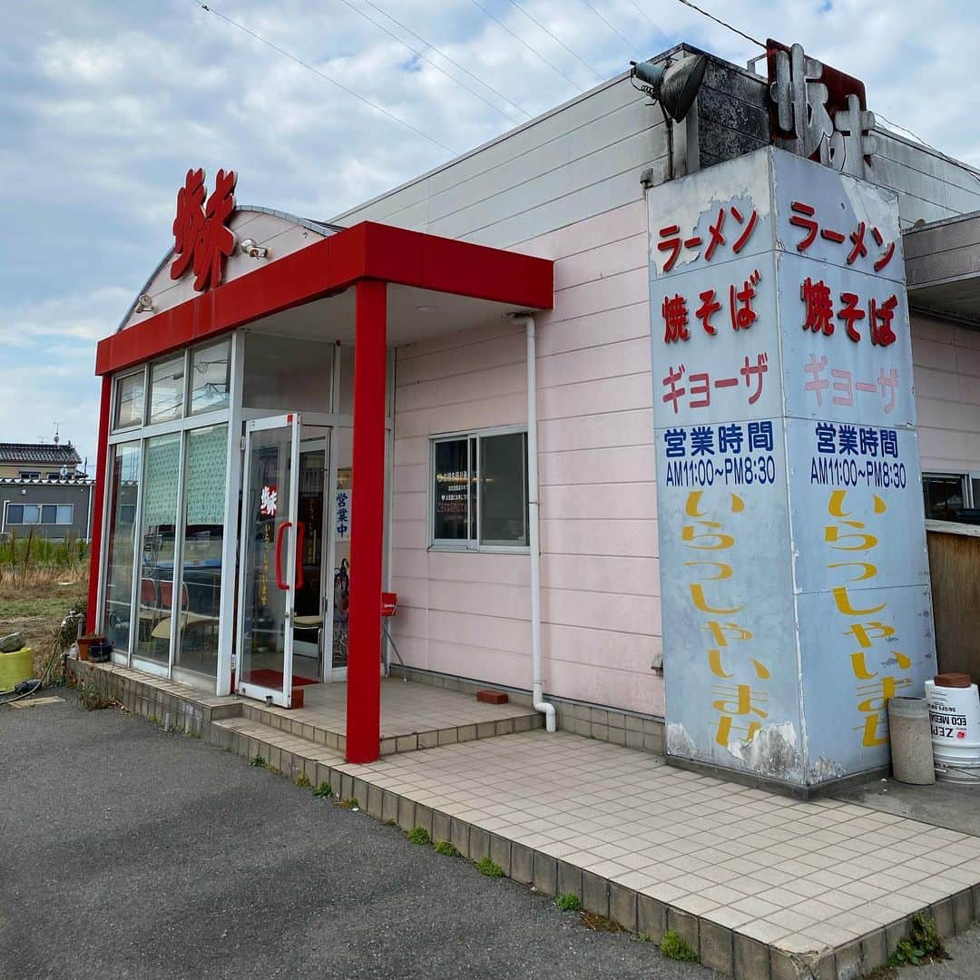 ネゴシックスのインスタグラム：「赤い鉄柱、立体看板のフォント、いらっしゃいませの揺れ具合がブティックなたたずまいで良いですね」