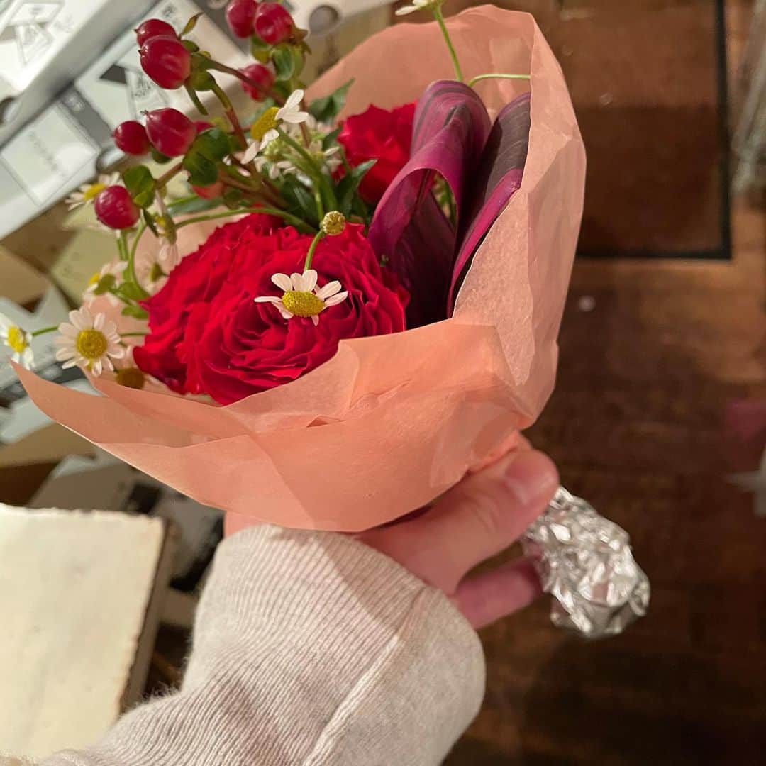 のインスタグラム：「いい夫婦の日なので。。。  #お花なんて買わないから #なにあげていいかわかんないので #なんかブーケっぽいのを、、、 #こういうのの正解教えて欲しい」