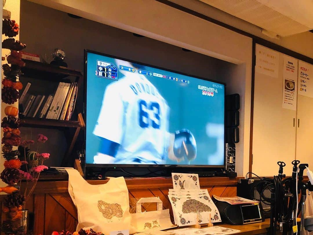 佐藤由季さんのインスタグラム写真 - (佐藤由季Instagram)「日本シリーズ⚾️も始まり ただただテレビ前で応援するのみですが🔥 ペナントレースが終了する前に ジャイアンツ球場へ取材に行った帰り、 念願のKNOB CAFEのカレー🍛 を食べることが出来ました🥰 看板もオレンジ&多摩川沿い🧡 ということで勝手に縁を感じて…🥰笑 いつかここでコロナが落ち着いたら パブリックスビューイングイベントなんて 出来ないのかなぁ〜😍 と勝手に妄想膨らみますが…💕 日本シリーズ&フェニックスリーグも⚾️ G戦士の皆さんへ最後の最後まで 華麗なエール（笑）を送りたいと思います！ #応援の準備  #カレー 🍛 #KNOBCAFE  #京王多摩川駅  #多摩川沿い  #あいがけカレー  #牛すじカレー  #チキンカレー  #どちらも私の大好きなドロドロ加減 🤤 #美味しかった  #パブリックビューイング  #いつか出来ますように  #日本シリーズ  #みやざきフェニックスリーグ  #ジャイアンツ  #選手の皆さん頑張ってください  #ジャイアンツ愛  #カレー愛  #giantsPP  #フリーアナウンサー  #カレーマイスター  #佐藤由季」11月22日 16時03分 - yukisato0710