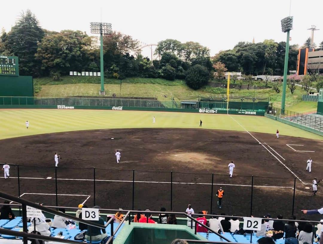 佐藤由季さんのインスタグラム写真 - (佐藤由季Instagram)「日本シリーズ⚾️も始まり ただただテレビ前で応援するのみですが🔥 ペナントレースが終了する前に ジャイアンツ球場へ取材に行った帰り、 念願のKNOB CAFEのカレー🍛 を食べることが出来ました🥰 看板もオレンジ&多摩川沿い🧡 ということで勝手に縁を感じて…🥰笑 いつかここでコロナが落ち着いたら パブリックスビューイングイベントなんて 出来ないのかなぁ〜😍 と勝手に妄想膨らみますが…💕 日本シリーズ&フェニックスリーグも⚾️ G戦士の皆さんへ最後の最後まで 華麗なエール（笑）を送りたいと思います！ #応援の準備  #カレー 🍛 #KNOBCAFE  #京王多摩川駅  #多摩川沿い  #あいがけカレー  #牛すじカレー  #チキンカレー  #どちらも私の大好きなドロドロ加減 🤤 #美味しかった  #パブリックビューイング  #いつか出来ますように  #日本シリーズ  #みやざきフェニックスリーグ  #ジャイアンツ  #選手の皆さん頑張ってください  #ジャイアンツ愛  #カレー愛  #giantsPP  #フリーアナウンサー  #カレーマイスター  #佐藤由季」11月22日 16時03分 - yukisato0710