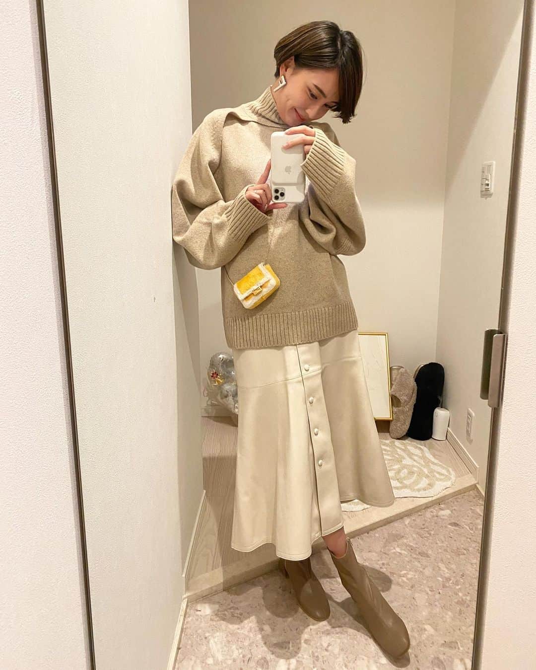 木村安梨沙のインスタグラム：「今日はお出かけ予定なので 何着ていこうかお洋服考え中💭💭💭 @jihyang_0305 のブーツと このニットは確定。 なんしか可愛い上に履きやすいから感動してる🥺🤍🤍」