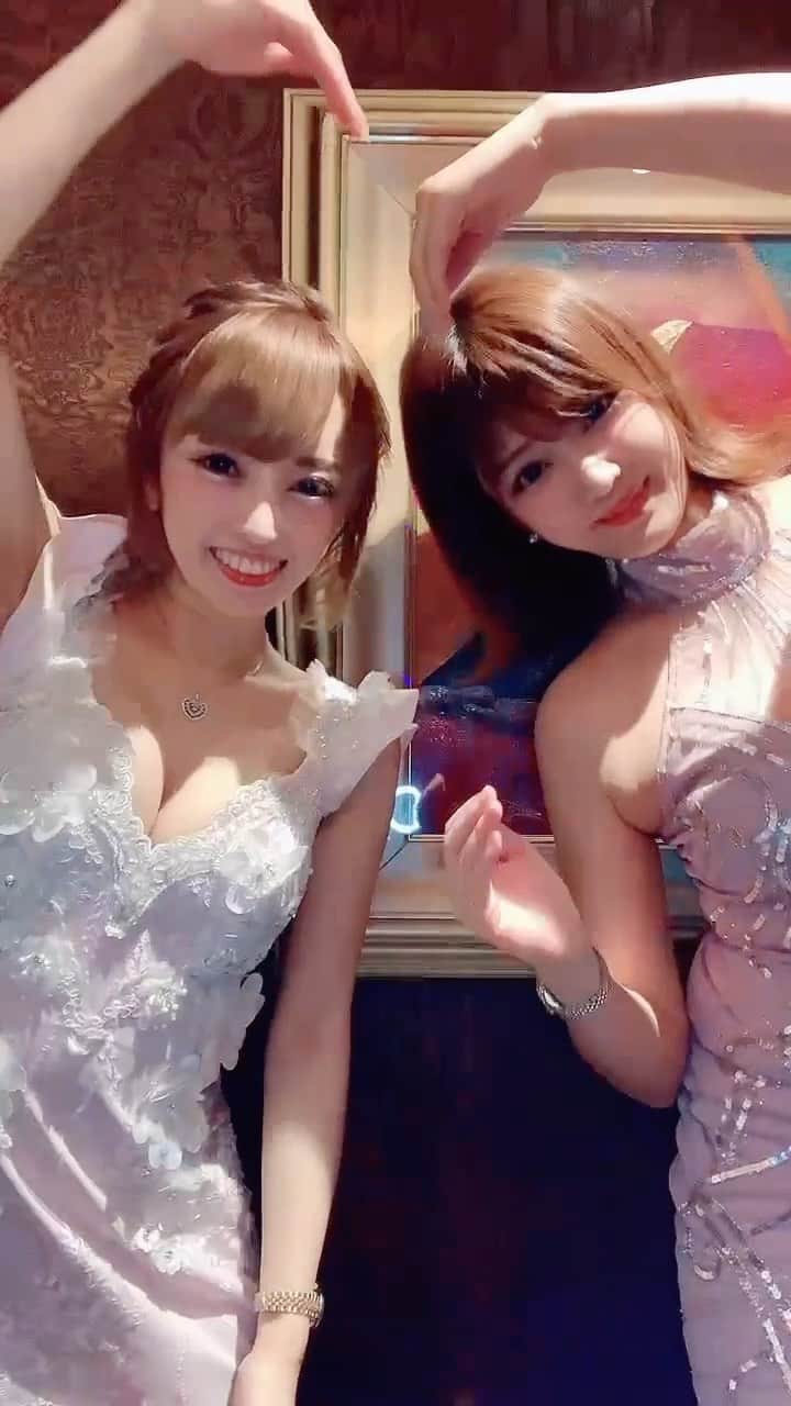 のインスタグラム：「アールズカフェでみくる＆みつきちゃんで良い子ダンス💃💖  #メイドカフェ#プティパルフェ#メイド#名古屋#住吉#幸せ#TikTok#youtube#17live#17#キャバクラ＃錦#アールズカフェ#良い子」