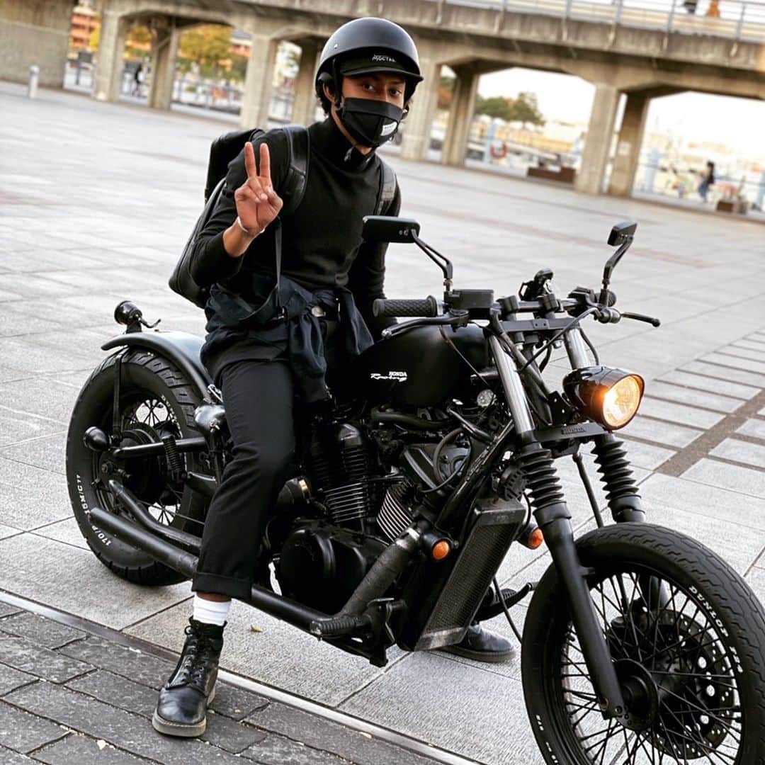 モクタール（モッくん）のインスタグラム：「半ピース・ライド・オン Half Peace Rides On  #motorcycle  #バイク #custommotorcycle  #カスタムバイク  #cruiser」