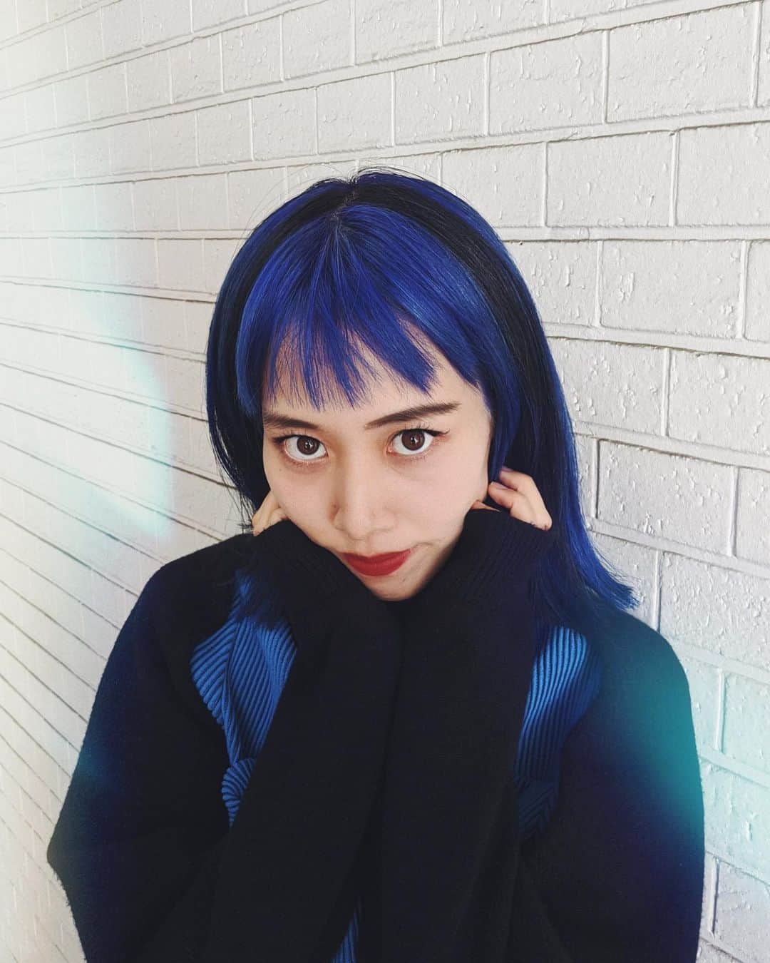 草野絵美のインスタグラム：「Loving my new hair 💙🖤💙 引き続き青髪だけど気分変えたくて黒いれました👽🌈　hair by @tomomiyokogawa  #bluehair #blueandblackhair #青髪 #satelliteyoung」