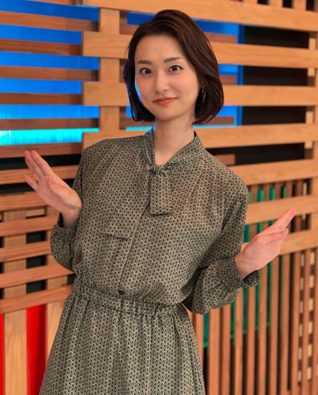 のインスタグラム：「﻿ ﻿ 今日18:00からのBS朝日「激論！クロスファイア」は…﻿ 新型コロナ“第3波”と言われる感染者の急増を受けて、医療体制は問題ないのか、政府の対応はどうすべきか…専門家と考えます。﻿ ﻿ MC﻿ 田原総一朗、本間智恵﻿ ゲスト﻿ 武見敬三　自民党 新型コロナ対策本部 本部長代理﻿ 二木芳人　昭和大学医学部 客員教授﻿ (敬称略)﻿ ﻿ #ootd﻿ #Dress ... #DoublefaceTokyo﻿ ﻿ 変なポーズシリーズ(？)👐﻿ ﻿ #テレビ朝日 #アナウンサー #本間智恵 #激論クロスファイア #gekiron #BS朝日 #衣装 #アナウンサー衣装 #スカーフタイ柄ワンピース #冬コーデ」