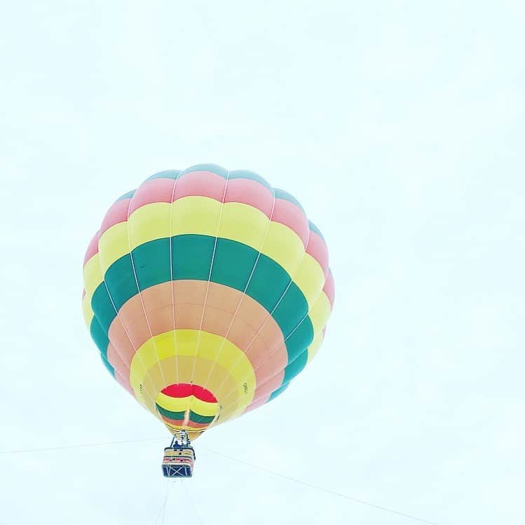 平野由実のインスタグラム：「#気球 #一度は乗ってみたい  #初めて見た #音が大きい #炎の迫力が凄い  #曇り空 #☁️ #雲 #幻想的」