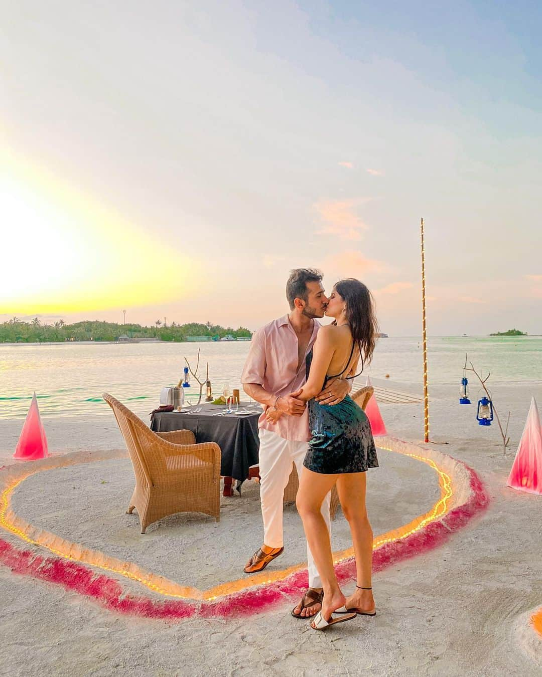 Sakshi Malikさんのインスタグラム写真 - (Sakshi MalikInstagram)「Thank you @naladhumaldives for this intimate dining experience ❤️ It was magical 💕 @santulkatahra」11月22日 16時22分 - sakshimalikk