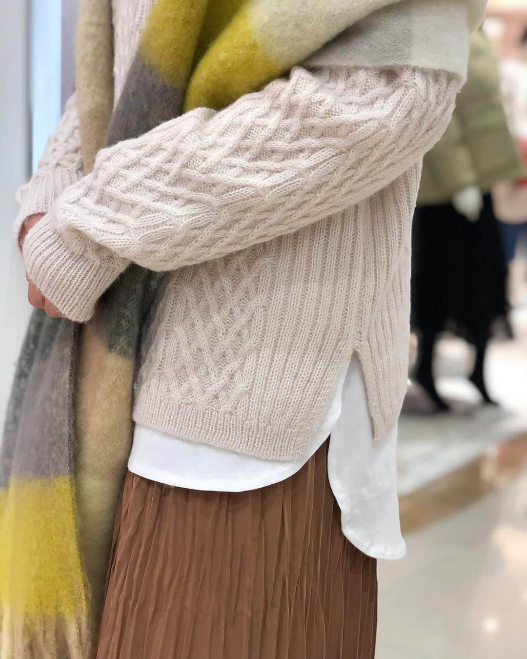 新谷美奈のインスタグラム：「SPECIAL NOVELTY PRESENT🎅🏻🎄💫﻿ ﻿ 大人気のもふもふストール🧣﻿ 売れてます💛#もうなくなりそう🤭﻿ ﻿ やさしく寄り添って﻿ ぬくもり感を加えてくれる﻿ 新顔チェック柄も人気です☺️💛﻿ ﻿ Nina mew﻿ stole ¥6,200+tax﻿ knit ¥26,000+tax﻿ skirt ¥26,000+tax﻿ shoes ¥28,000+tax﻿ ______________________________________﻿ ﻿ ✔︎Nina mewの商品を税込4万円以上お買い上げの方に﻿ ロゴトートバッグをプレゼント！﻿ (なくなり次第終了となります)﻿ ﻿ ✔︎11/19(木)〜23(月)まで﻿ 連続ゆめポイント5倍！﻿ 本日は+クレジットの日でさらにお得😊﻿ ﻿ 皆様のご来店心よりお待ちしております！﻿ ﻿ @ninamew_official#Ninamew#ニーナミュウ#ゆめタウン#ゆめタウン佐賀#セレクトショップ#selectshop」