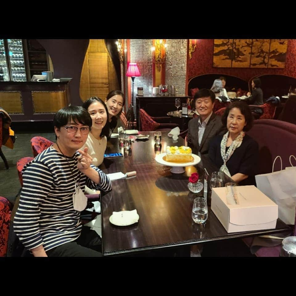 張藝娜さんのインスタグラム写真 - (張藝娜Instagram)「#family#엄마생일#오늘아님#곧12월#말도안돼😱」11月22日 16時15分 - yena1213