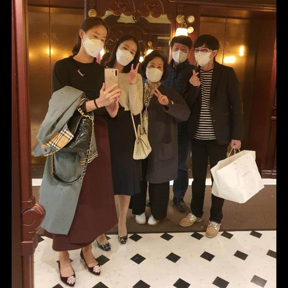 張藝娜のインスタグラム：「#family#엄마생일#오늘아님#곧12월#말도안돼😱」