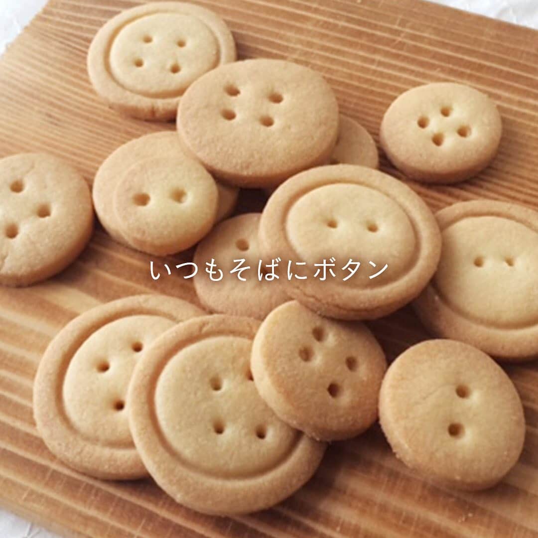 minneさんのインスタグラム写真 - (minneInstagram)「11月22日はボタンの日。 まあるいボタンがそのままモチーフになった作品を集めてみました。ちょっとレトロな雰囲気も魅力です。  ボタンクッキー/焼き菓子つばめどうさん https://minne.com/items/6632459  【シラカバ】ボタン柄箸/yuuyuu箸さん（ @yuudaiguuji ） https://minne.com/items/25043118  ボタンスツール♪キッズサイズ/木工雑貨Deeさん（ @dee_dee_dee_dee_dee_dee ） https://minne.com/items/15934225  【 お裁縫 (針とボタン) 】２点セット * ラバースタンプ/あこねこはんさん（ @akonekohan ） https://minne.com/items/22547852  ボタンの箸休め/ODD MASSIMOさん（ @odd_massimo ） https://minne.com/items/14854905  ボタンハンガーフック/walltoshさん（ @walltosh ） https://minne.com/items/8084190  小物入れ（アクセサリーケース）/yorozzさん https://minne.com/items/9075037  #minne #ミンネ #ハンドメイド #handmade #プレゼント #ギフト #ハンドメイド作品 #手作り #ボタンの日 #ボタン #クッキー #箸 #はんこ」11月22日 16時17分 - minne_official