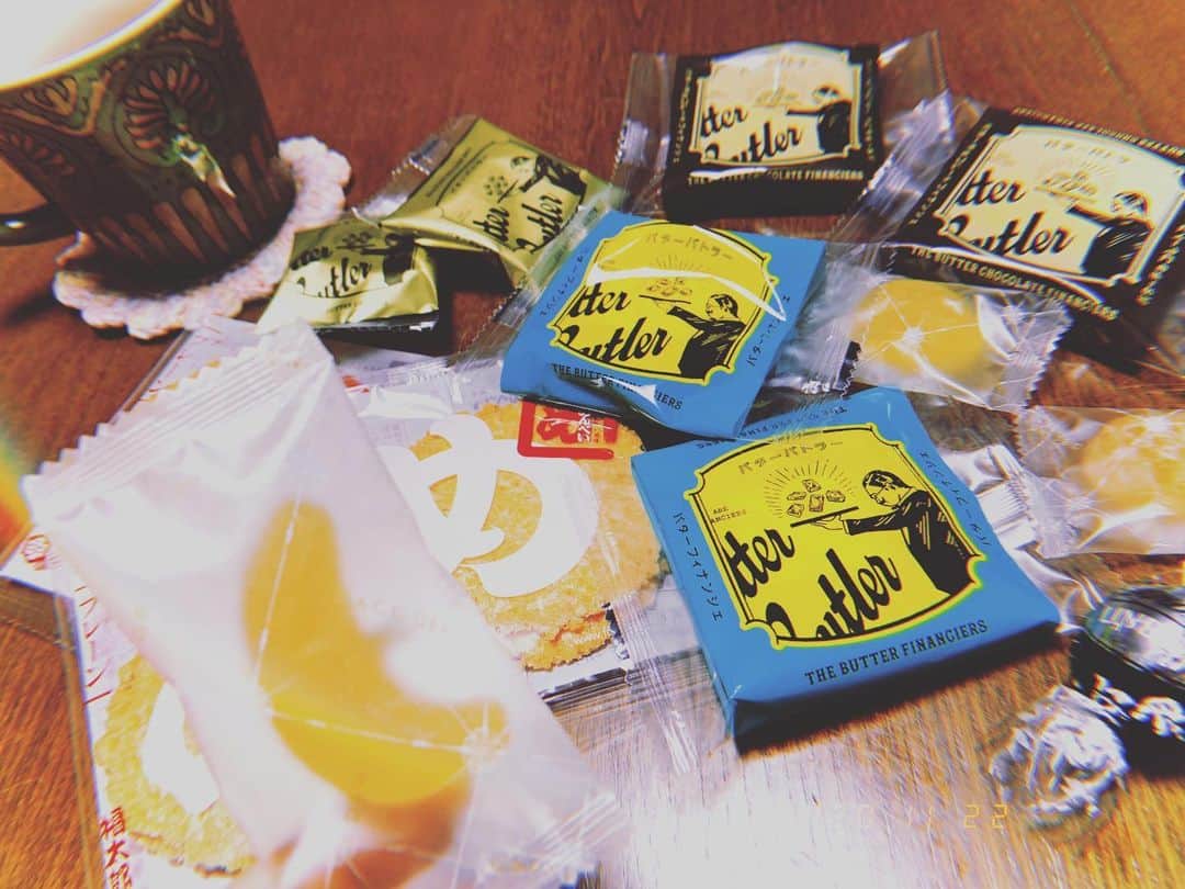秋山ゆずきのインスタグラム：「. . 昨日の月に似てるグミ🌙*ﾟ 可愛いなぁと思ってたら 危ない。バナナ味だった。 バナナだけはどうしても苦手で。 実は上田監督の【ナポリタン】っていう映画で バナナ食べてるんだけど バナナ食べれないって言えなくて ずっと我慢して食べてた。 今だに内緒にしてる。  あの日が最初で最後のバナナだったな。  もう4年くらい前の話だし 時効だね🙆‍♀️  #内緒話 #バナナ」