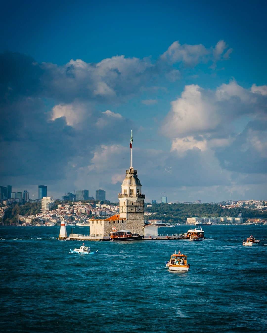 National Geographic Travelさんのインスタグラム写真 - (National Geographic TravelInstagram)「Photo by @junmichaelpark / Tour boats move around the Maiden’s Tower on the Bosporus in Istanbul, Turkey. For more photos and stories, follow @junmichaelpark.」11月22日 16時40分 - natgeotravel