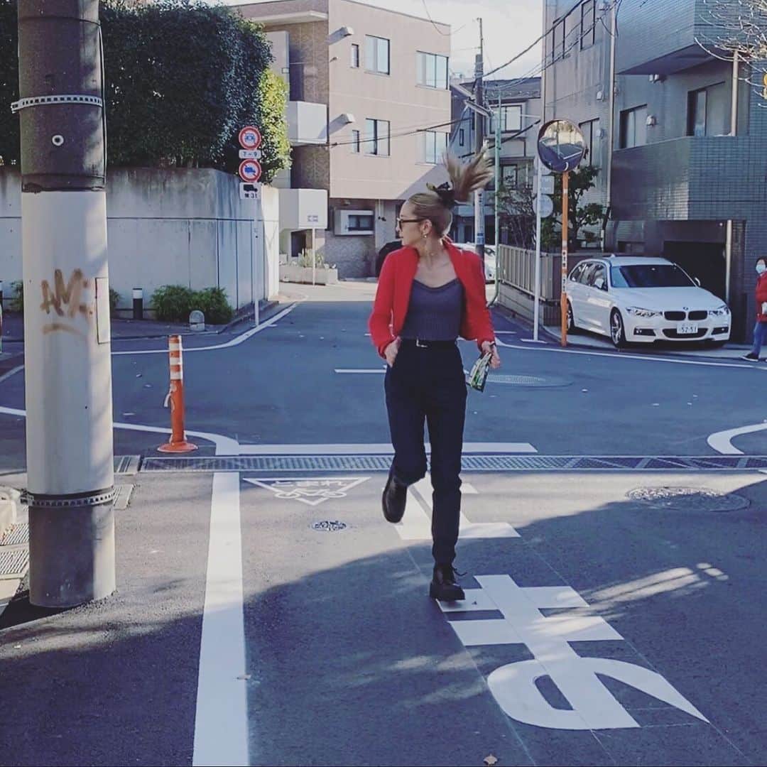 のインスタグラム：「逃走中🏃‍♂️イメージはジョイナー。 いい天気🌞🌞 ・ ・ ・ #ココトレ？ #走るひと  #秋晴れ #木下ココ」