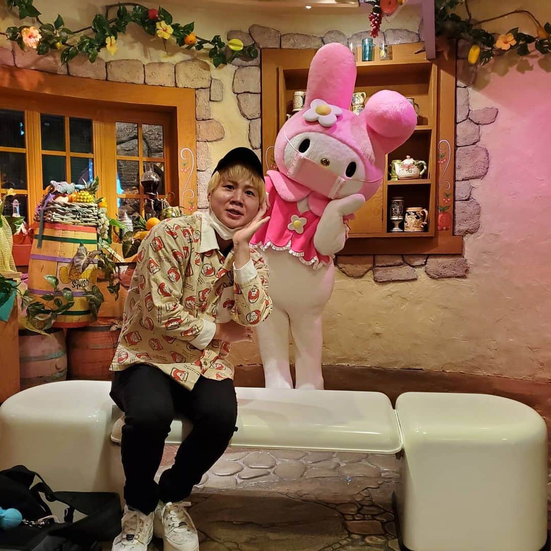 山口いく（アントワネット）のインスタグラム：「マイメロちゃんが宮尾すすむさん一緒にやってくれています  #サンリオピューロランド #芸能サンリオ部 #サンおじさん #まいめろ #宮尾すすむ」