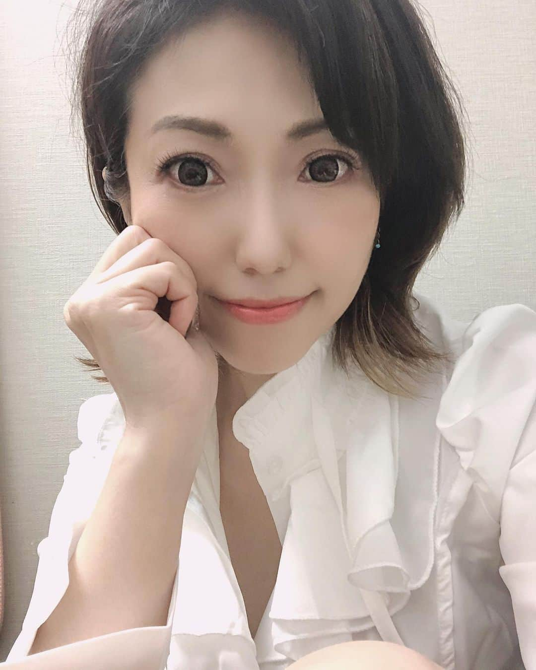 甘乃つばき（吉瀬菜々子）さんのインスタグラム写真 - (甘乃つばき（吉瀬菜々子）Instagram)「お休みの貴方もお仕事の貴方も… お疲れさま💖 下は見えないけどフレアの超~ミニスカでOLコスプレだよー🧑‍🦲✨ ・ ・ #olコス #コスプレ」11月22日 16時38分 - natsume_sachiko