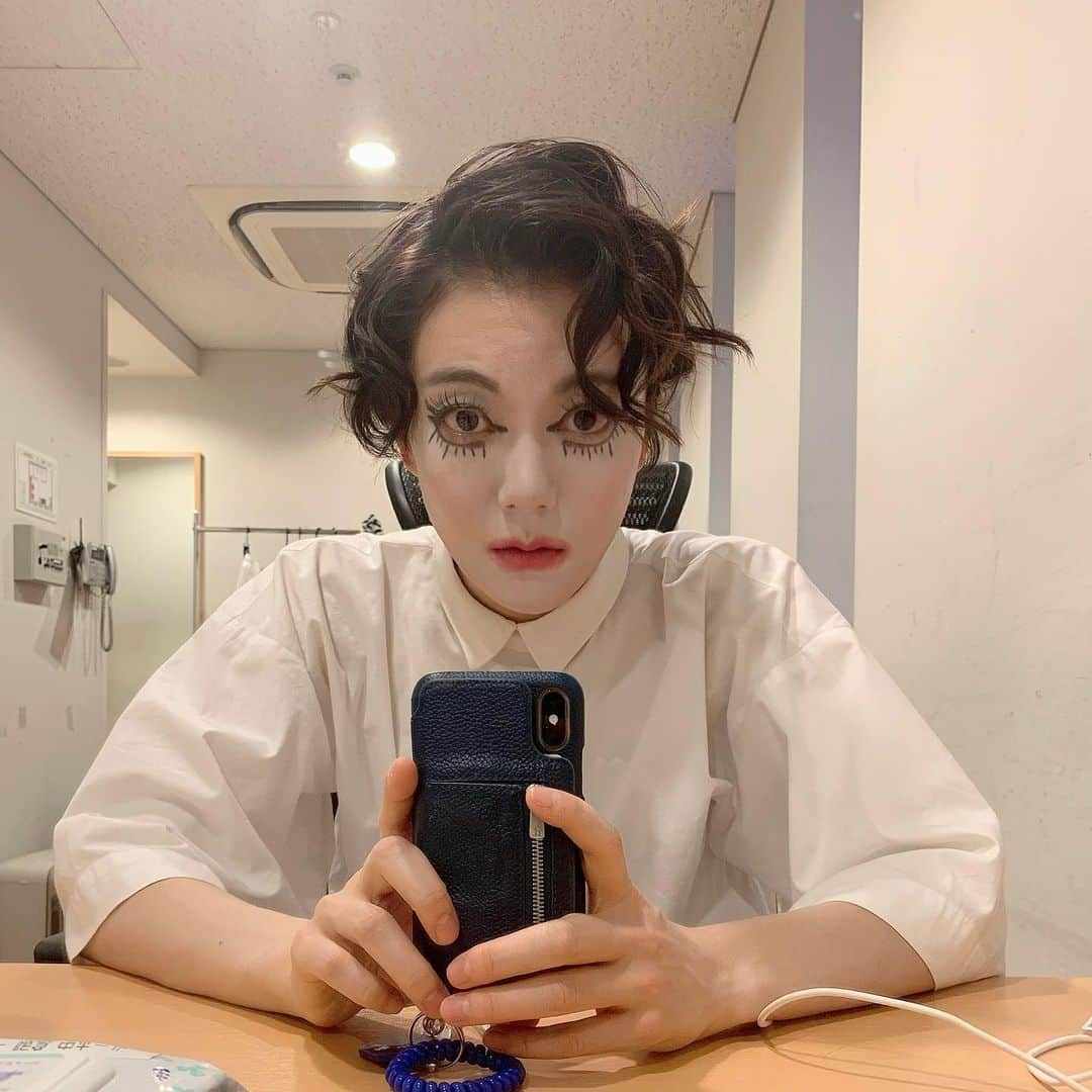 鈴木杏さんのインスタグラム写真 - (鈴木杏Instagram)「兵庫公演、ありがとうございました🙇🏻‍♀️この劇場で白塗りになったのは「修道女たち」に続いて2度目です。もしかしたら前回来たのが「修道女たち」の時かも？そしたらずっと白塗り、、、私の素の顔は忘れられているかも知れません🤣🤣🤣思い出していただくためにも、また別の作品で舞い戻らねば❣️久しぶりの全席にお客様がいる光景は圧巻で、熱いカーテンコールに感動しました。ありがとうございました🙇🏻‍♀️✨#真夏の夜の夢#原作#ウィリアムシェイクスピア#潤色#野田秀樹#演出#シルヴィウプルカレーテ#兵庫県立芸術文化センター#京都 からも#友達#たくさん#来てくれた#会えなくて#残念#また#会おう#白塗り#インパクト#そぼろ」11月22日 16時41分 - anne.suzuki.official