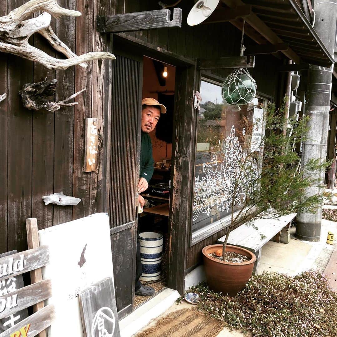 山川のりをのインスタグラム：「今夜は淡路島ゲストハウス花野　食のわにてギターパンダ  ライブです。19時から2000円です。お近くの方は慎重に会いにきてアイニージュー！」