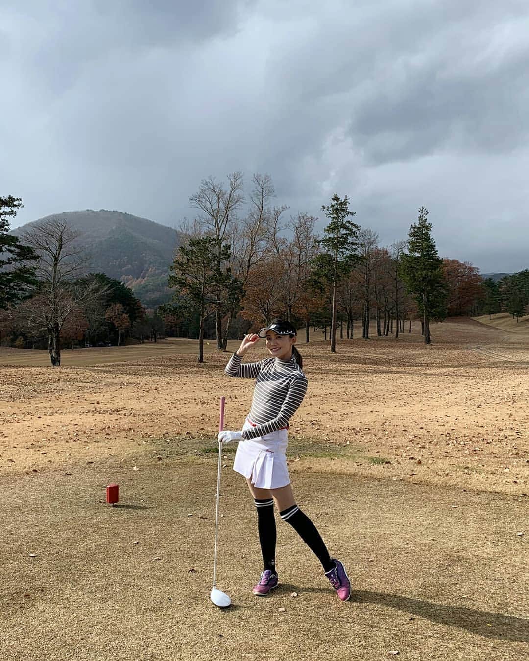 のインスタグラム：「内輪でプチコンペ⛳スコアはあんまりでしたが、ハンデと新ペリに上手くハマって優勝できました🍾 いろんな角度から動画撮ってもらったよ📹順に、ドライバ→5w→ドライバー（左行ったみたいw）→6UT（落ち葉の量🍂w） 久しぶりに朝から飲んで、終始飲みっぱなしプレー🍺たまにはなかなか楽しいですよ😂次は鎌倉パブリックでって話になりました🎶 #ゴルフ #ゴルフ大好き #ゴルフ女子 #ゴルフ男子  #ゴルフコーデ #秋ゴルフ #目指せ100切り #golf #lovegolf #instagolf #golfstagram #ゴルフ好きな人と繋がりたい #ゴルフ女子と繋がりたい #飲みゴルフ #⛳ #🏌 #大玉カントリークラブ #内輪コンペ #プチコンペ」