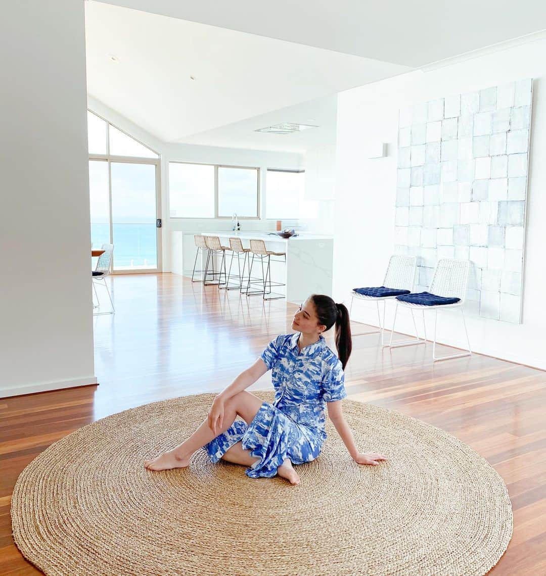 アン・カーティスのインスタグラム：「Sundays in @plainsandprints 💙🤍」