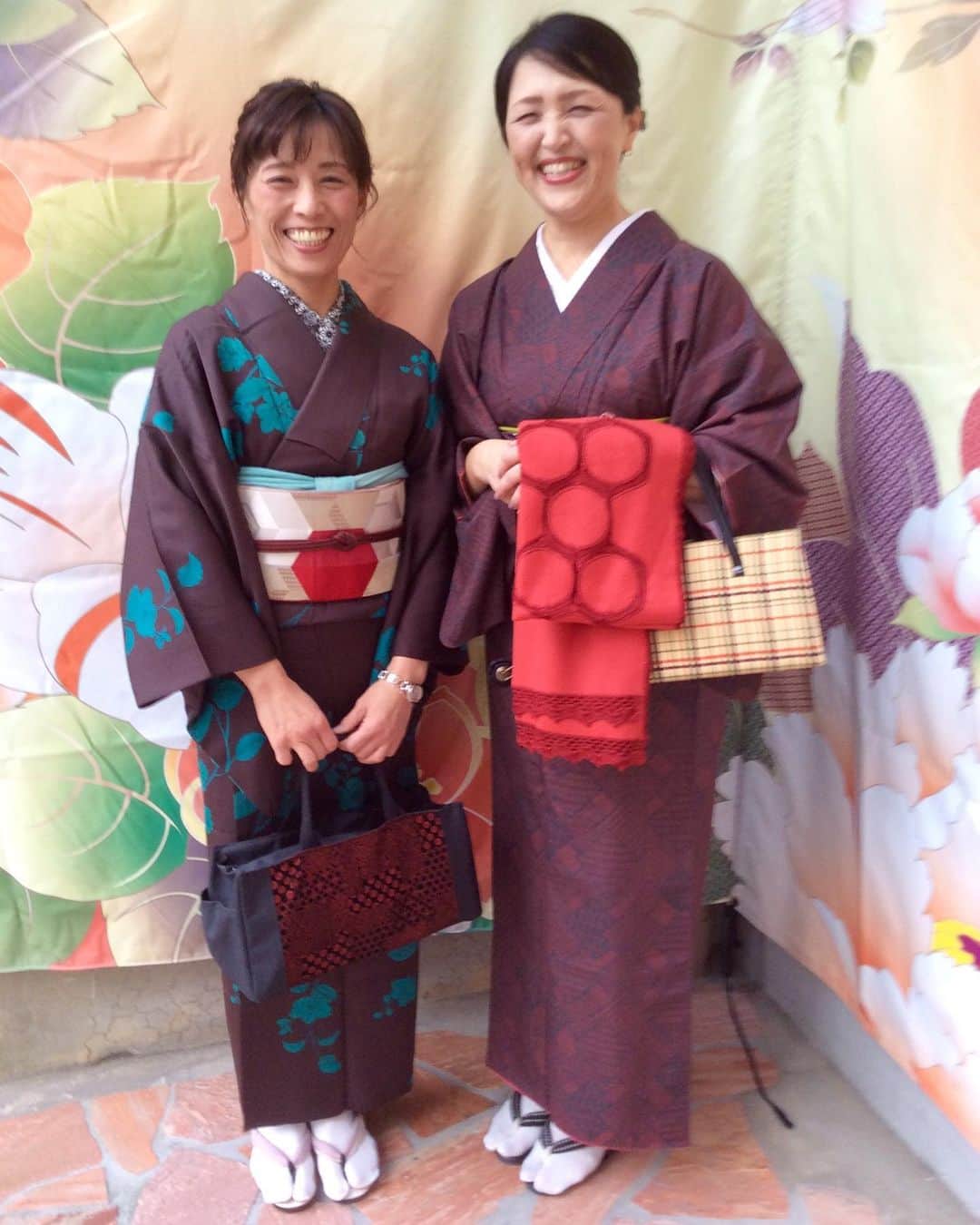 金沢着物レンタルshop心結〜kokoyui〜のインスタグラム：「とてもしっとりとした雰囲気で素敵ですね😊❣️ . 11月いっぱいまで兼六園のライトアップがあるみたいなので翌日返却やホテル返却などを利用してお着物を着て行くのもオススメです👘💞 . ⚫︎金沢駅前 着物レンタル心結(ここゆい)  ⚫︎営業時間 : 9:00〜18:00 ⚫︎address : 金沢市本町1-3-39 ⚫︎tell : 076-221-7799 ⚫︎金沢駅から徒歩5分  ⚫︎コインパーキング補助あり  心結の着物一覧▶@kokoyui_kimono 振袖や袴はこちら▶@kokoyui_furisode 七五三やお子さんの着物はこちら▶@kokoyui753 . #着物ヘア #ヘアセット #和服 #着物 #着物コーディネート #きもの #着物女子 #着物男子」