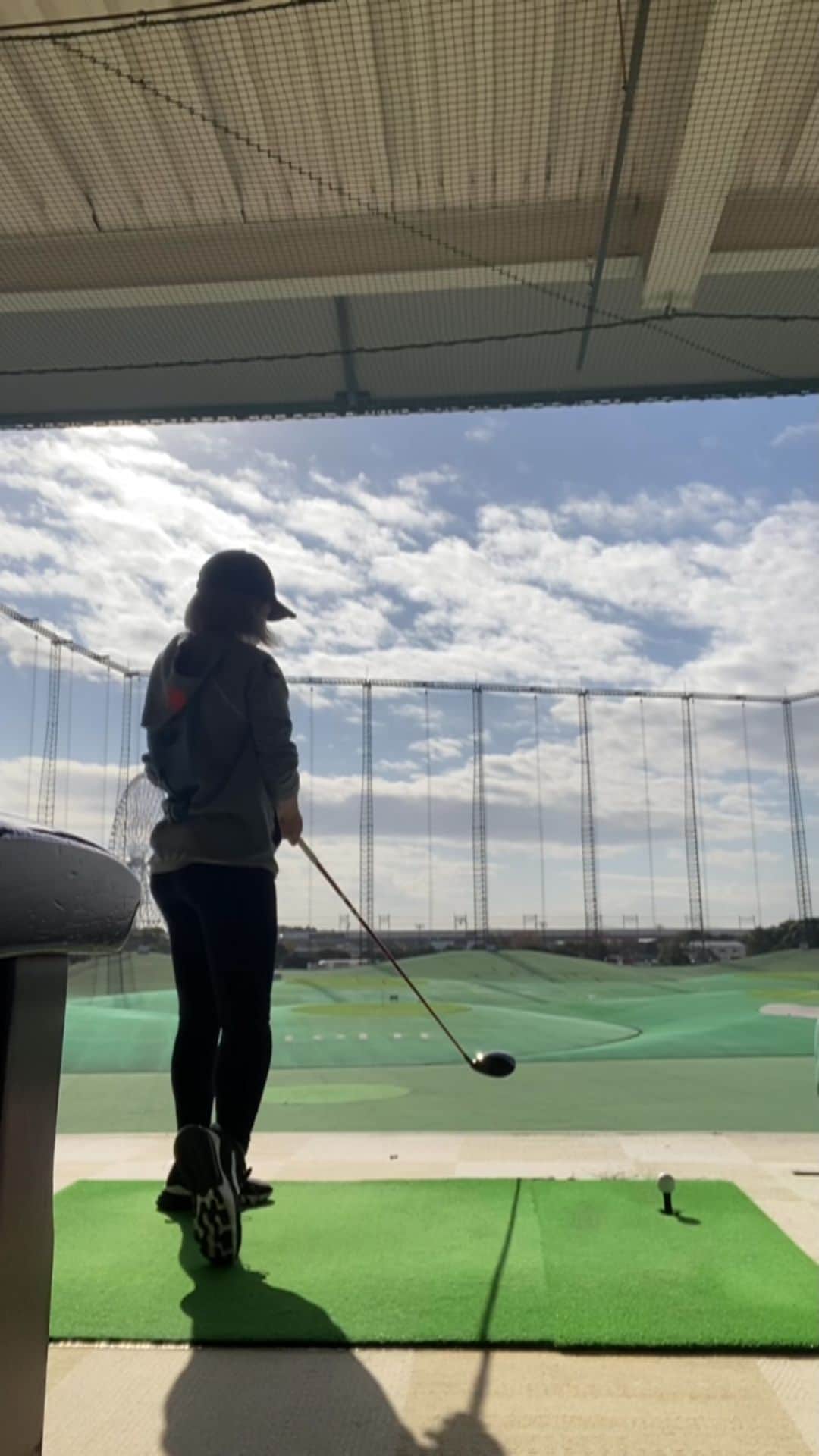 藤島妃呂子のインスタグラム：「日曜日の練習場はいっぱい みんなマスクして黙々と練習  暑かった、、、  #ゴルフ #golf」