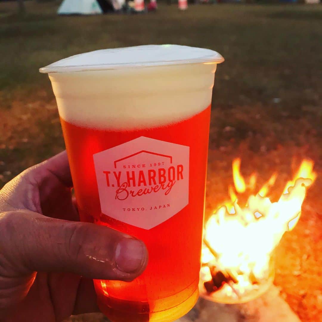 井手大介のインスタグラム：「天王洲のT.Y.HARBORのアウトドアクラフトビール車でペールエールをゲット。焚火とペールエール、うますぎ。」