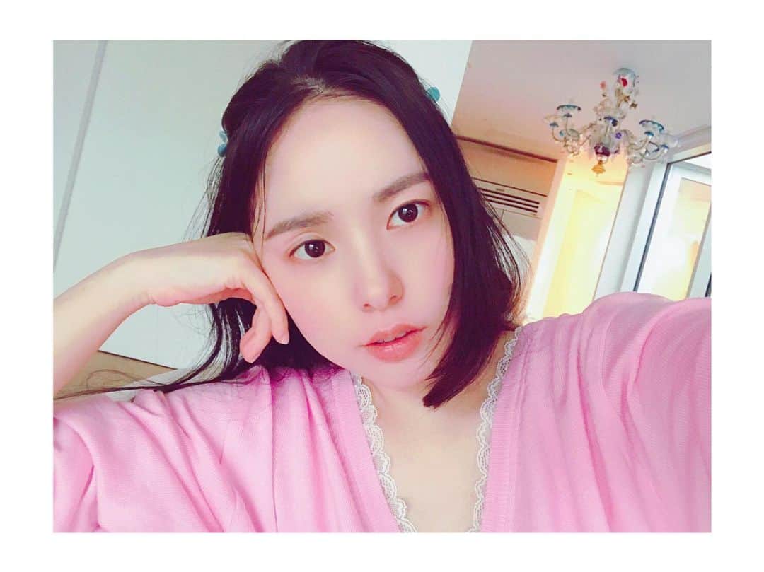 ミン・ヒョリンのインスタグラム：「🤍단발아니예용✌🏻🐰」