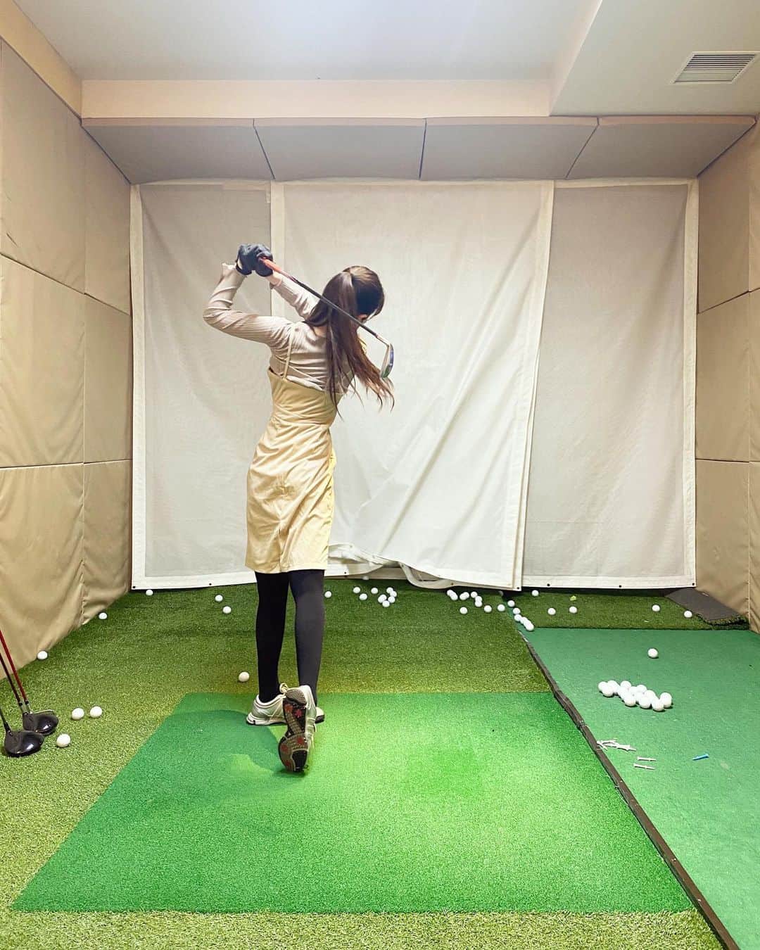 藤後 沙織 とうごさおりのインスタグラム：「今日はゴルフスタジオZAMETにて個人レッスン受けてきたよ⛳️ @hiroharunagamoto 先生に教えていただきました。 私はスイングする時に絶対腕が曲がっちゃうんだけど、アドバイスいただくと、自然に腕が伸ばせるようになって、別人級に上達しました。 教え方上手すぎる🥺 そして個人レッスンてすごい🥺🥺 センスあるねーって褒められたから、単純な私はとてもやる気が出たのでした😊笑 ゴルフもっともっとがんばります♥︎ 誰か一緒にゴルフ行こう🏌️‍♀️ ・ ZAMETは24時間営業だから、お仕事がどんだけ遅くなっても帰りに寄れるし、出勤前にも練習できるね！ そしてLINE@で相談を受けてくださったり、 ながもと先生のYouTubeチャンネルもあるのでそちらもぜひチェックしてみてね♫ ・ #ゴルフスイング #赤坂ゴルフ #ゴルフ #ゴルフ女子 #pr #トリドリベース#赤坂#赤坂見附」