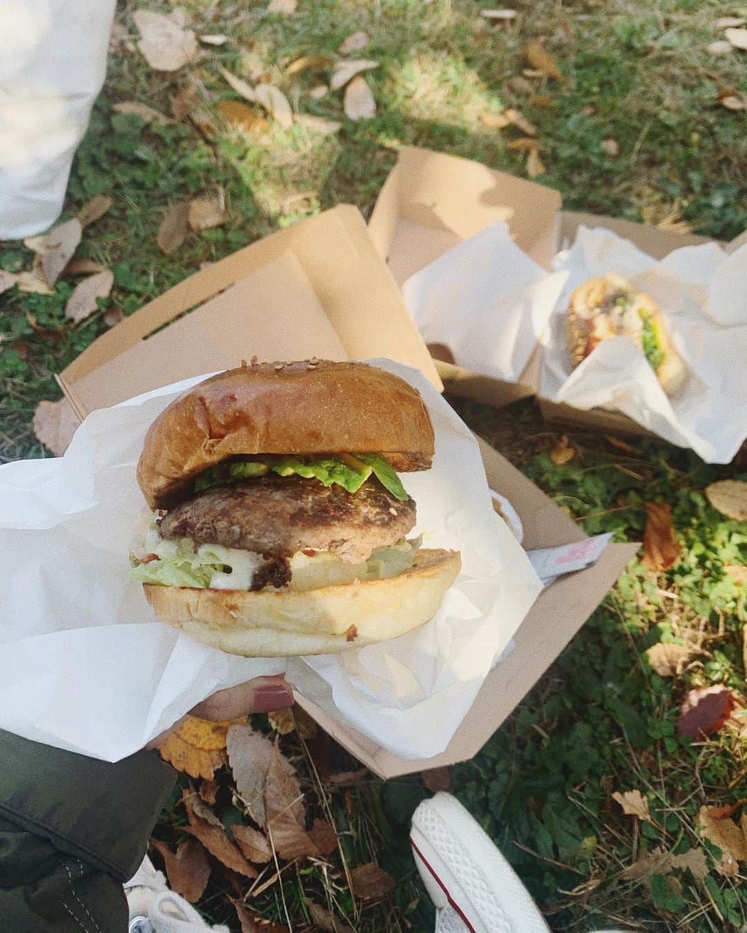 猪鼻ちひろのインスタグラム：「🍁🍔🍂 連日のピクニック日和♡  の中、顔がパンパンに赤く腫れ上がり目も開かず顔が別人。笑 病院でお薬はもらったけど 原因も絶対コレとはいえないのは不安…困った😱 な気持ちはありましたが 気持ちのいいお天気で美味しいハンバーガーとポテトを食べてパワーチャージ💪🏻 原因は花粉かスキンケアかなぁと言われると うかうか外でお昼寝もできないし、こりゃどうしましょ！ 季節の変わり目、みんなも気をつけてね！ (でも気をつけようがないよね😂笑) #食欲の秋 #ピクニック #ちひろのごはん」