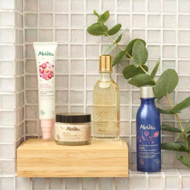 Melvita Officialのインスタグラム：「Plus de 35 ans que ce sont vos chouchous 💕  Le Soin hydratant Nectar de Roses, L’Huile extraordinaire L’Or Bio, L’Eau extraordinaire de Rose ou encore La Crème anti-âge Argan Concentré Pur, vous les adorez depuis tant d’années et ils vous le rendent bien !  🌿 Naturels et certifiés bio depuis toujours 🌿  Et vous dites-nous quel est votre indispensable Melvita ?  #melvita #cosmetique #bio #engagé #naturel #responsable #soin #care #selfcare #best #bestseller #noel # christmas」